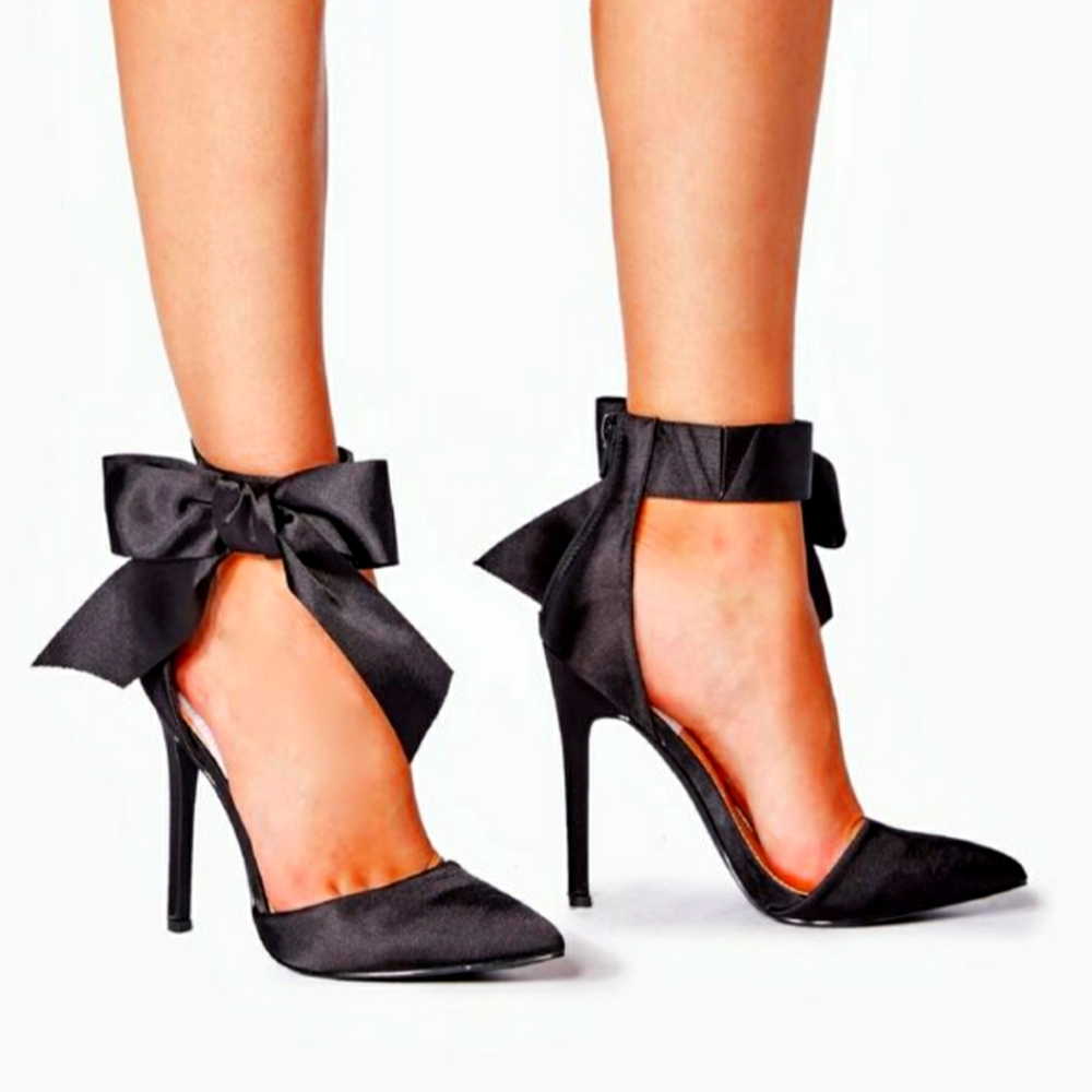 Black pumps